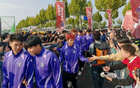 输了决赛仍是凯旋：南通党政主官与球迷迎接“苏超”参赛队回家